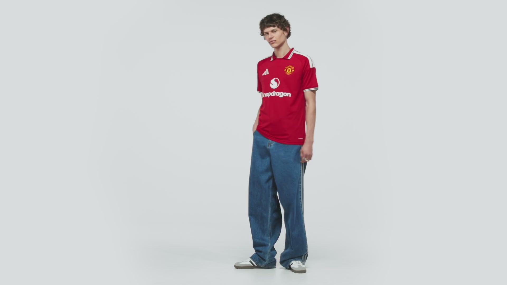 manchester united 2026/27 home shirt cropped, red and white, front view on model
