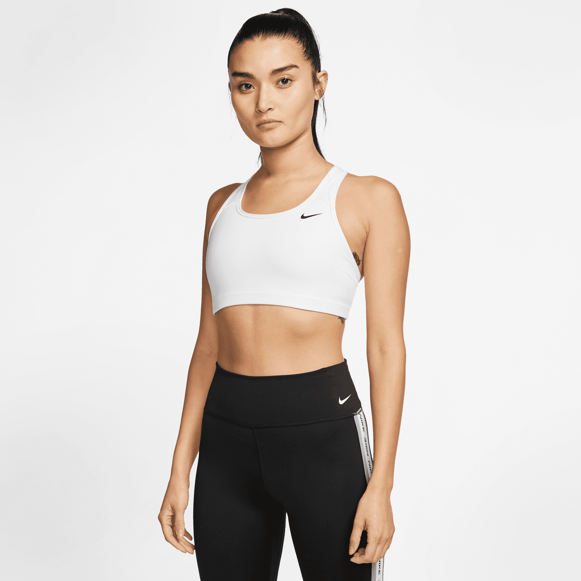 NIKE Sujetador deportivo blanco sin relleno de sujeción media para mujer 